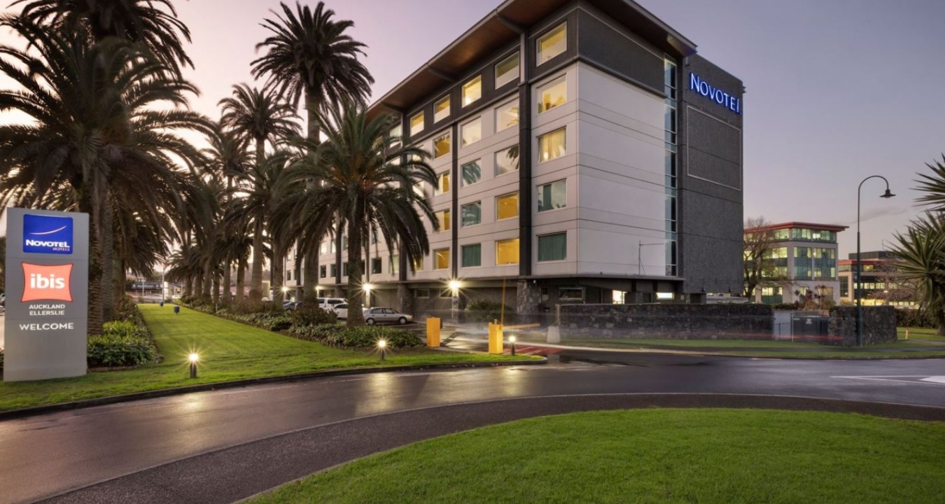 Exterior of the Ibis Auckland Ellerslie hotel
