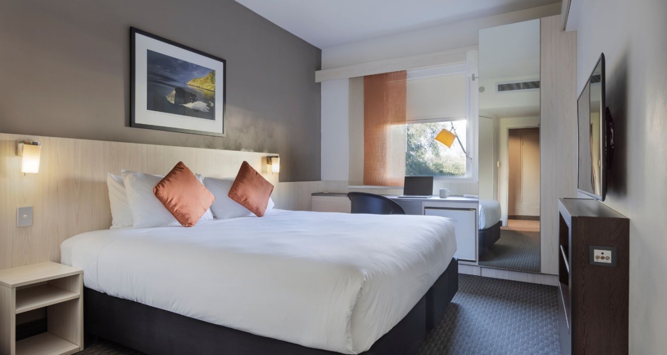 Standard king room at Ibis Auckland Ellerslie hotel
