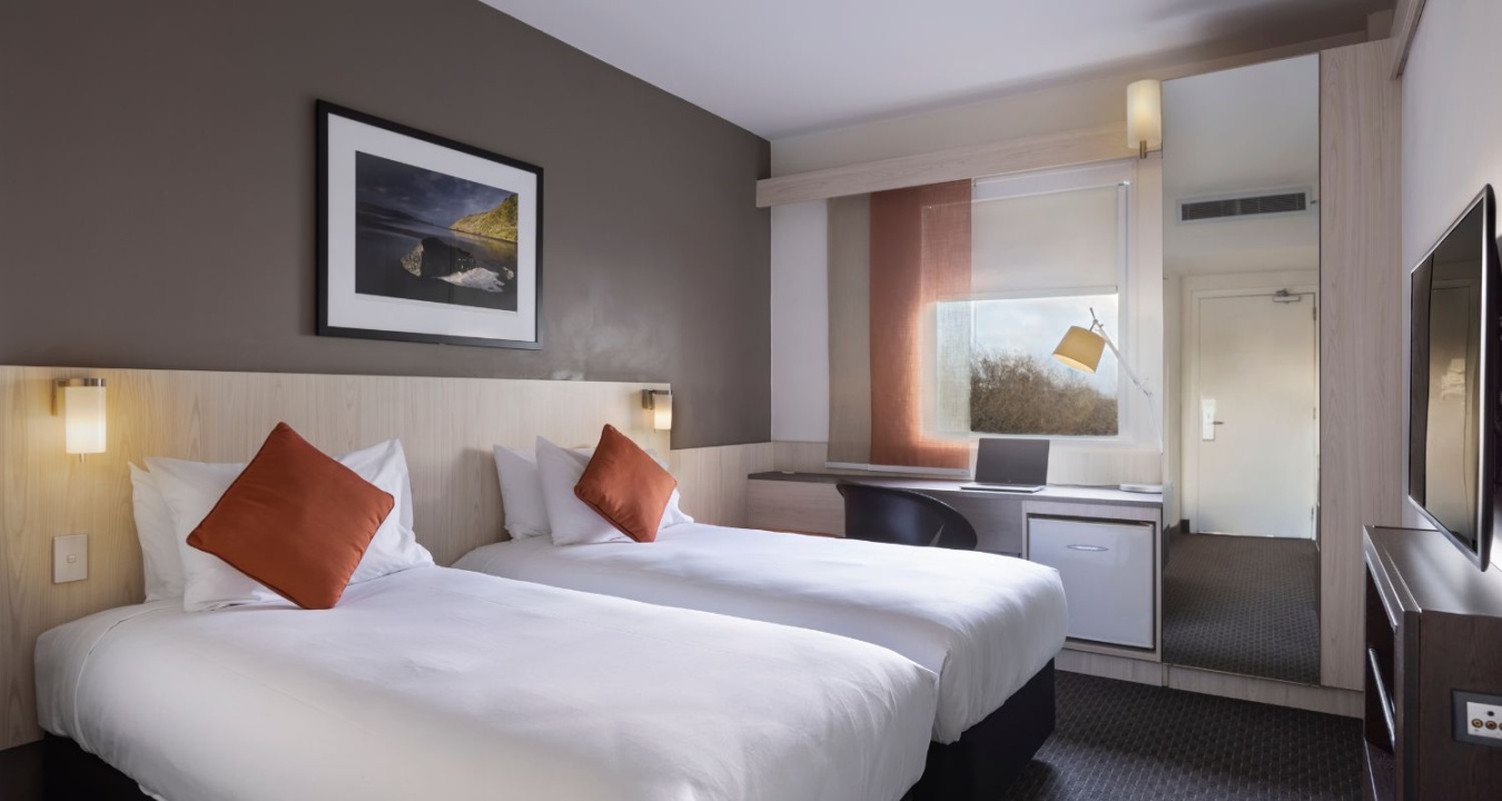 Standard twin room at Ibis Auckland Ellerslie hotel