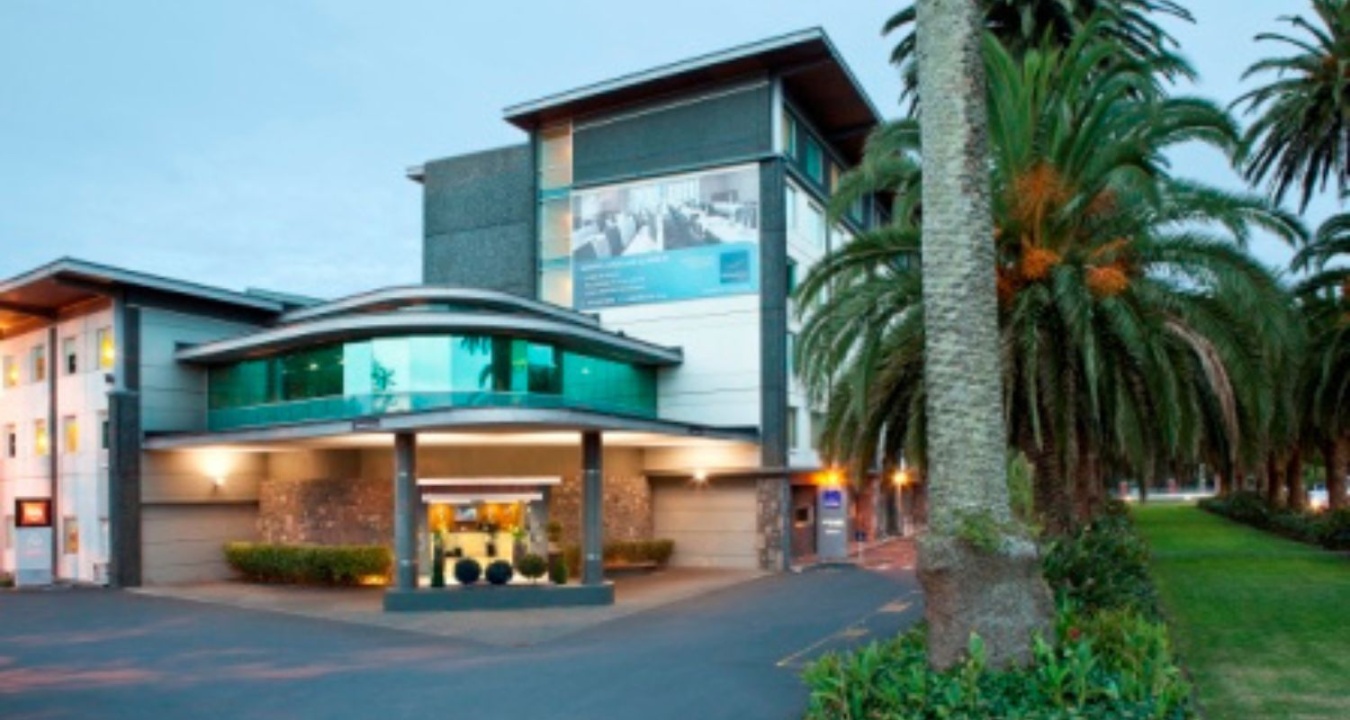 Exterior shot of the Ibis Auckland Ellerslie hotel