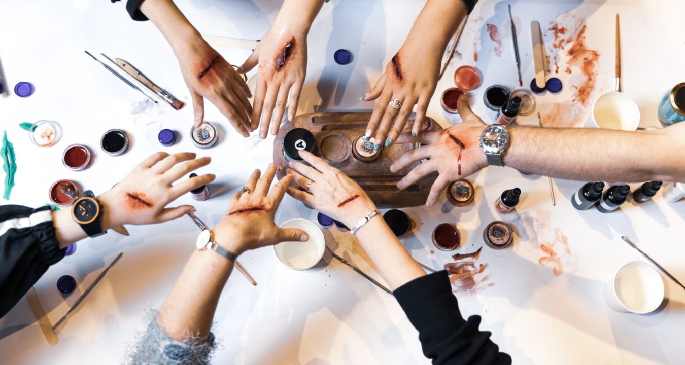 Get hands on! Choose your ideal team building and breakout activity with our special effects stations and creative workshops.