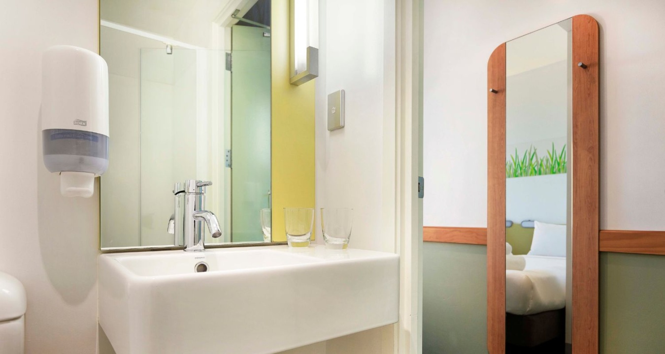ibis Budget Auckland Airport interior bathroom