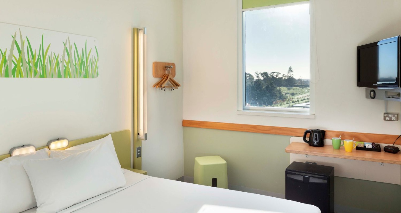 ibis Budget Auckland Airport hotel queen room