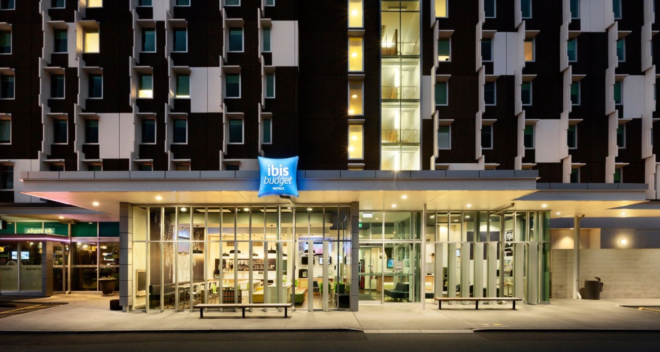ibis Budget Auckland Airport hotel exterior at night