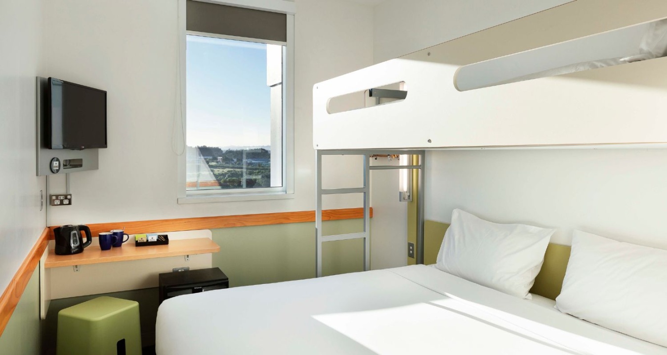 ibis Budget Auckland Airport hotel king room with bunk bed